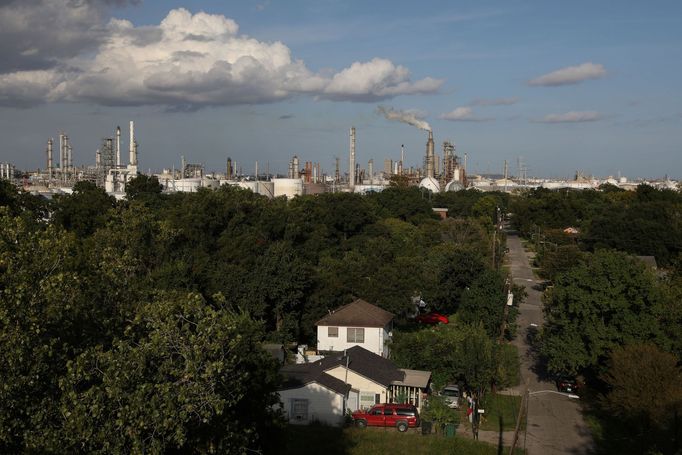 Obyvatelé jedné z houstonských čtvrti se bojí znečištěného ovzduší z ropných rafinérií a vystěhovávají se.