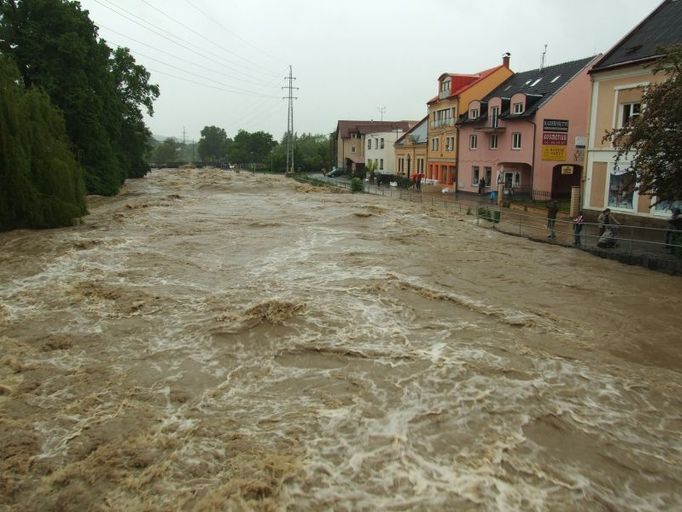 Povodňový stav na Rožnovské Bečvě ve Valašském Meziříčí - dnes kolem 9 hodin.