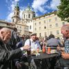 Malostranské náměstí v Praze před a po zrušení parkoviště