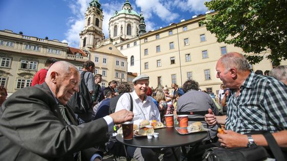 Foto: Tady už nezaparkujete. Malostranské náměstí se definitivně zavřelo autům a otevřelo lidem