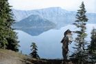 Náčelník kmene Klamathů nad Kráterovým jezerem v Oregonu. Snímek zachytil americký antropolog a fotograf Edward S. Curtis.