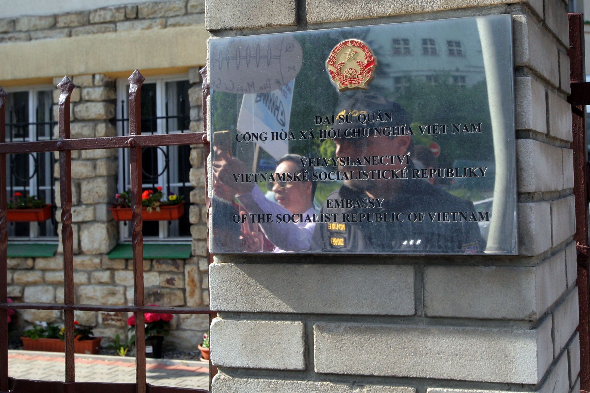 Vietnamci protestují před svou ambasádou v Praze