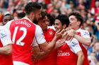 Přestupové ledy se hnuly: Arsenal získal Mustafiho, Barcelona přivedla Alcácera