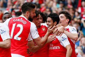 Mikel Arteta slaví se spoluhráči gól Arsenalu