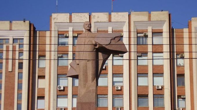 Leninova socha před prezidentským palácem. V něm sídlí "prezident" Podněsterské Moldavské republiky Igor Smirnov.
