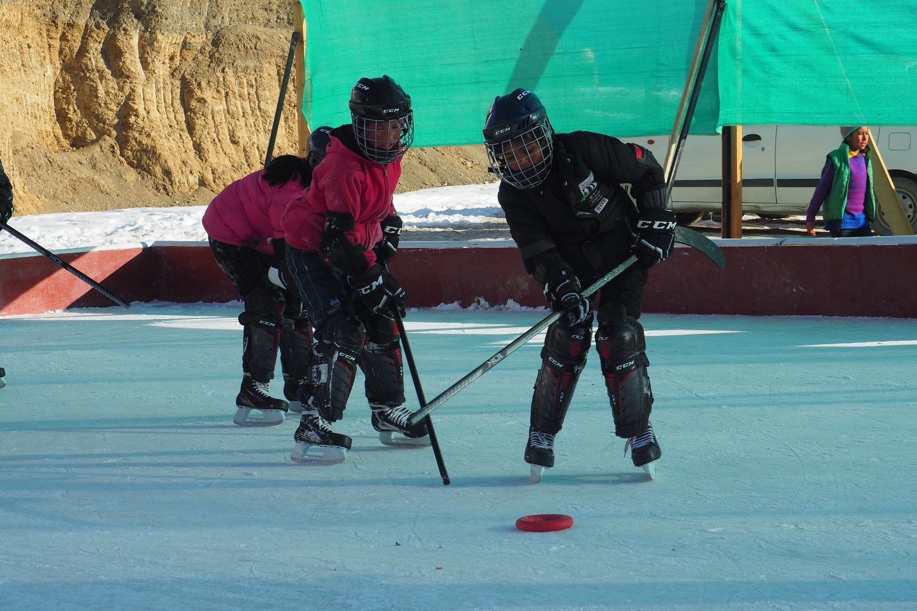Čeští dobrovolníci učí malé Tibeťany hokej