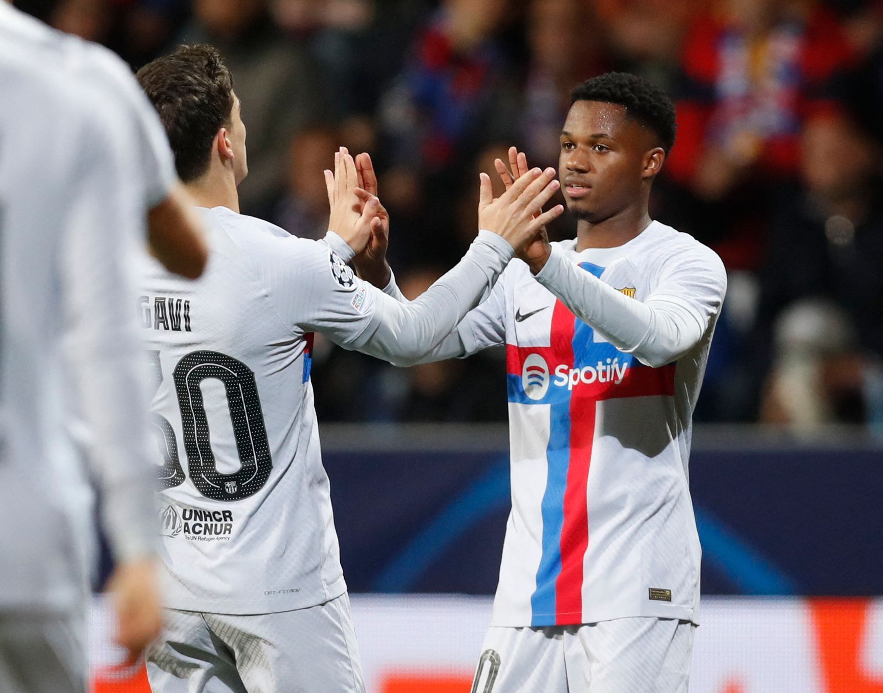 Marcos Alonso slaví gól v zápase LM Plzeň - Barcelona