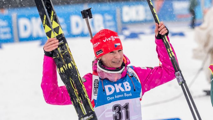 Veronika Vítková slaví třetí místo ve sprintu v německém Oberhofu.
