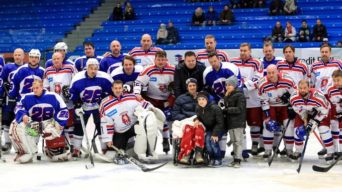 Bývalí i současní fotbalisté i hokejisté a další osobnosti se v pátek utkali v Plzni v charitativním hokejovém zápase.