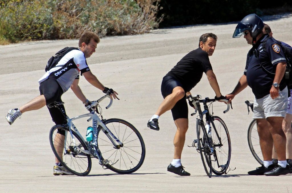 Politici na prázdninách: Nicolas Sarkozy cyklistou