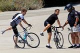 Posměváčci ve francouzském tisku řešili, že má Nicolas Sarkozy větší bříško, než jeho těhotná manželka. Možná i proto Sarkozy během dovolené cvičil - pravidelně se věnoval (za doprovodu bodyguardů) cyklistice.