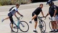 Posměváčci ve francouzském tisku řešili, že má Nicolas Sarkozy větší bříško, než jeho těhotná manželka. Možná i proto Sarkozy během dovolené cvičil - pravidelně se věnoval (za doprovodu bodyguardů) cyklistice.
