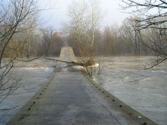Takto vypadala řeka Bečva přibližně tři hodiny před svou kulminací.
