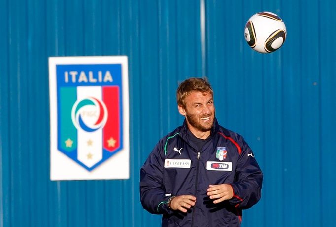 Italský reprezentant Daniele De Rossi v akci během včerejšího tréninku.