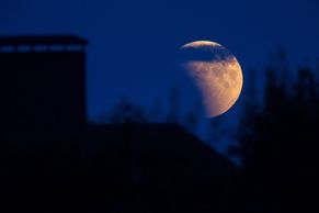 Obrazem: Nebeská podívaná. "Krvavý Měsíc" okouzlil miliony pozorovatelů od Minsku až po Sydney