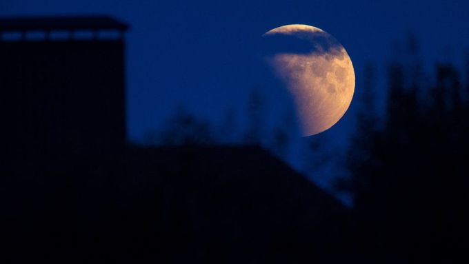 Obrazem: Nebeská podívaná. "Krvavý Měsíc" okouzlil miliony pozorovatelů od Minsku až po Sydney