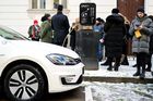 V Praze fungují nabíječky pro elektromobily zabudované v lampách veřejného osvětlení