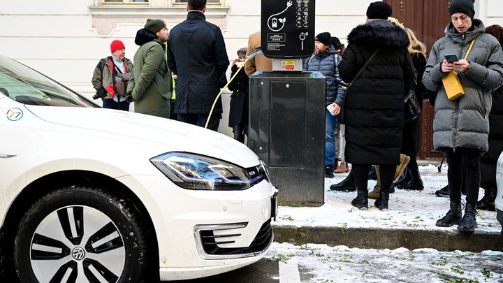 V Praze funguji nabíječky pro elektromobily zabudované v lampách veřejného osvětlení; Zdroj foto: Profimedia.cz
