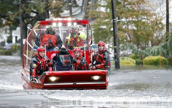 Záchranáři převážejí evakuované obyvatele města Little Ferry v New Jersey, které zcela zaplavila voda.