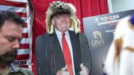 Papírová silueta Donalda Trumpa láká návštěvníky ke stánku na výročním setkání NRA. Donald Trump ve video poselství z oválné pracovny účastníkům vzkázal: „Američané se rodí svobodní a pod mojí administrativou budeme žít svobodně. Se mnou v Bílém domě nebudou vaše posvátná práva porušována.“
