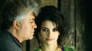 Penélope Cruz a Pedro Almodóvar při natáčení filmu Volver z roku 2006.