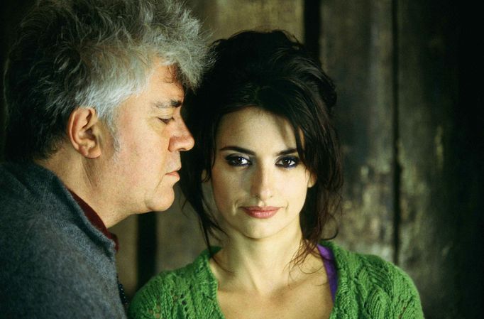 Penélope Cruz a Pedro Almodóvar při natáčení filmu Volver z roku 2006.