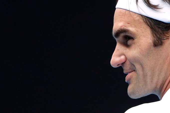 Obhájce titulu Roger Federer ani ve druhém kole neztratil set, i když proti britskému kvalifikantovi Danielu Evansovi musel o úvodní dvě sady bojovat v tie-breaku.