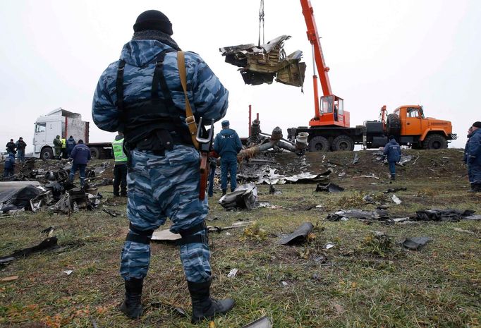 Separatista pozoruje u obce Hrabove nakládání trosek malajsijského boeingu, který byl nad Donbasem sestřelen 17. července.