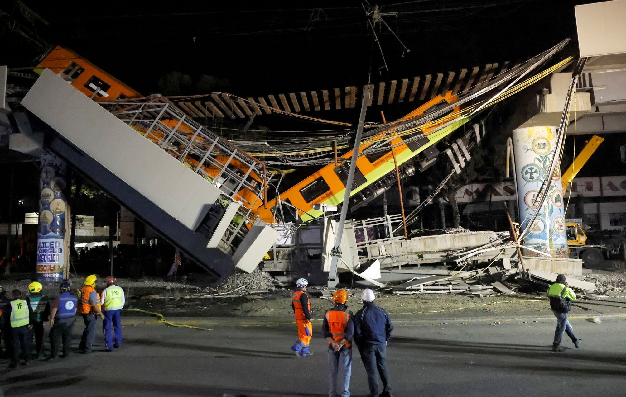 Dvacet lidí zemřelo po nehodě v metru v Mexiku. Pod nadzemní linkou se zhroutil most