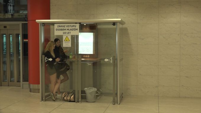 Kuřákům malé budky na pražském letišti nestačí. Zapalují si i na záchodech.