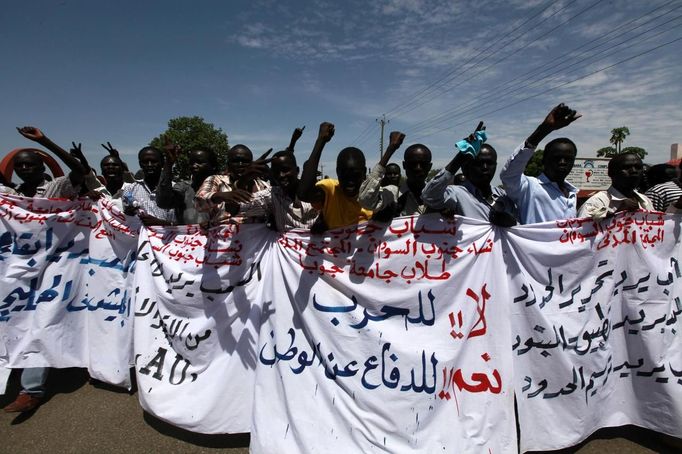 Supporters of Sudan People's Liberation Movement (SPLM) take part in a rally in support of South Sudan taking control of the Heglig oil field, in Juba