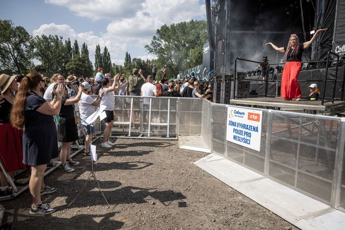 Zóna pro neslyšící na festivalu Colours of Ostrava.