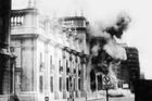 Pinochet svrhl Allendeho vládu, poté rozpustil parlament, zakázal politické strany, zavedl cenzuru a uvěznil tisíce svých levicových odpůrců.