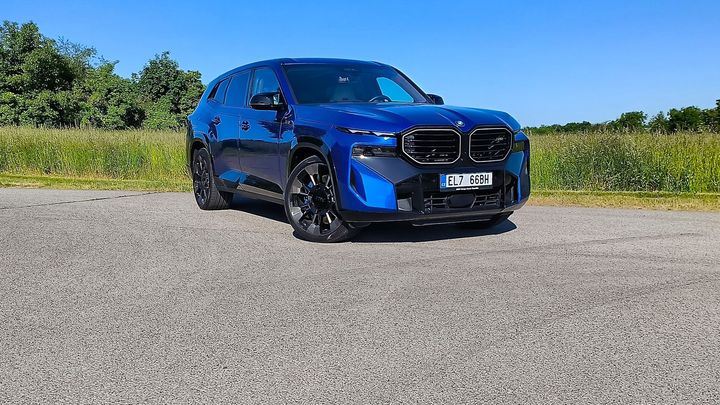 Přehání úplně ve všem. BMW XM je křiklavá oslava kapitalismu a neomezených možností