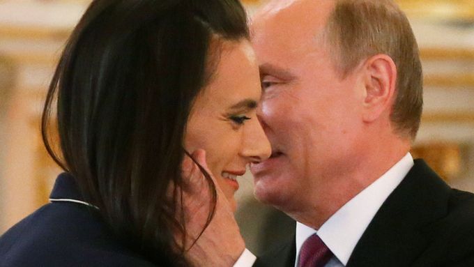 Jelena Isinbajevová při setkání s Vladimirem Putinem 27. července. Bez vás nebudou vašim soupeřům vítězství chutnat, vzkázal prezident.