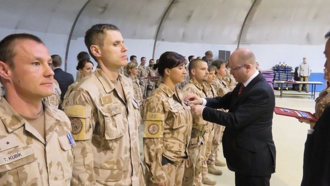 Premiér Bohuslav Sobotka během své návštěvy Afghánistánu.