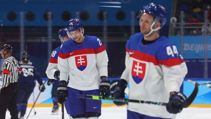 Zklamaní slovenští hokejisté po prohře s Finskem