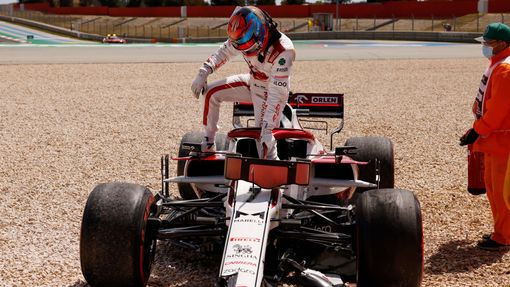 Havarovaná Alfa Romeo Kimiho Räikkönena v GP Portugalska.