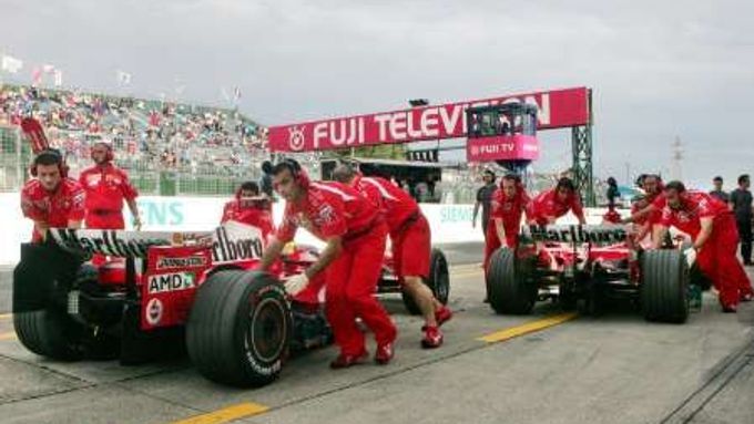 Ferrari Michaela Schumachera (vpravo) a Felipe Massy při tréninku na GP Japonska formule jedna.