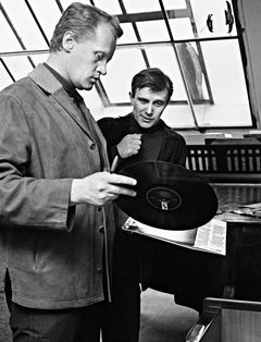 Jiří Šlitr a Jiří Suchý s gramofonovou deskou ve Šlitrově ateliéru na pražských Vinohradech, 1965.