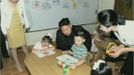 North Korean leader Kim Jong-un visits a pre-school as an unidentified woman stands near him in Pyongyang in this undated still image aired on video. REUTERS/KRT via Reuters TV (NORTH KOREA - Tags: POLITICS) FOR EDITORIAL USE ONLY. NOT FOR SALE FOR MARKETING OR ADVERTISING CAMPAIGNS. THIS IMAGE HAS BEEN SUPPLIED BY A THIRD PARTY. IT IS DISTRIBUTED, EXACTLY AS RECEIVED BY REUTERS, AS A SERVICE TO CLIENTS. NORTH KOREA OUT. NO COMMERCIAL OR EDITORIAL SALES IN NORTH KOREA Published: Čec. 15, 2012, 5:26 dop.