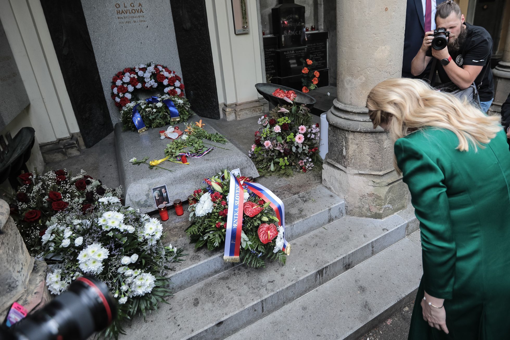 První návštěva - Zuzana Čaputová navštívila hrob Václava Havla a pozdravila fanoušky