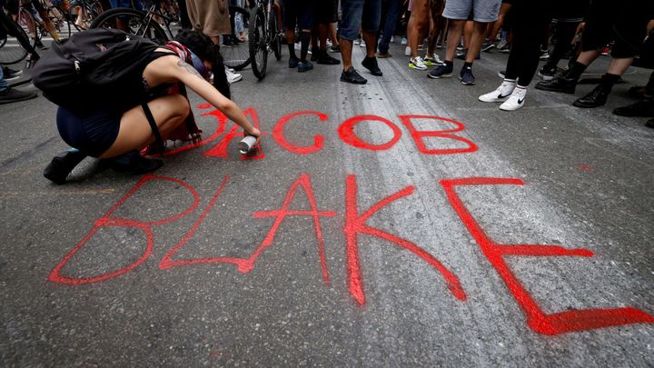 Ve Wisconsinu kvůli střelbě na černocha pokračovaly protesty, muž je ochrnutý