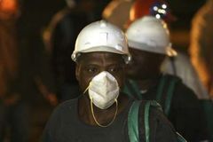 Nejméně čtrnáct horníků se pohřešuje po zborcení zlatého dolu v Ghaně