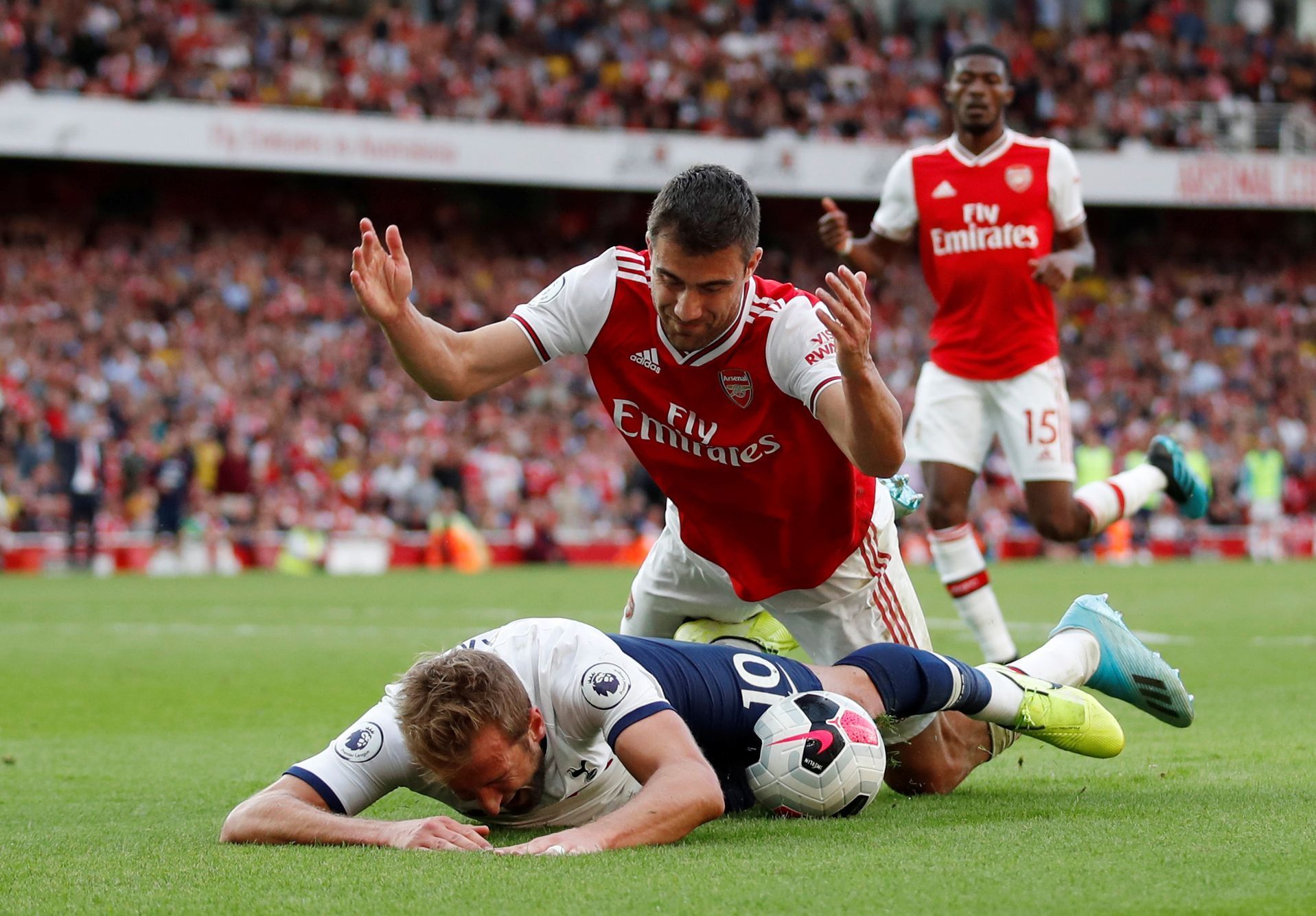 Premier League: Arsenal vs. Tottenham Hotspur, Harry Kane, Sokratis Papastathopoulos