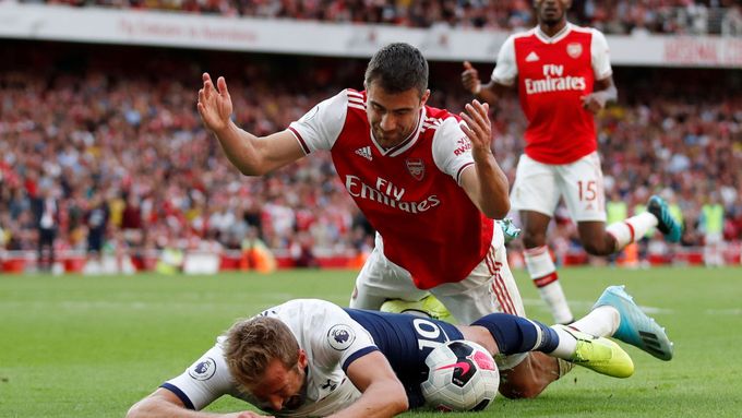 Premier League: Arsenal vs. Tottenham Hotspur, Harry Kane, Sokratis Papastathopoulos