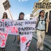 Pochod Amnesty International proti rozhodnutí amerického nejvyššího soudu v otázce potratů