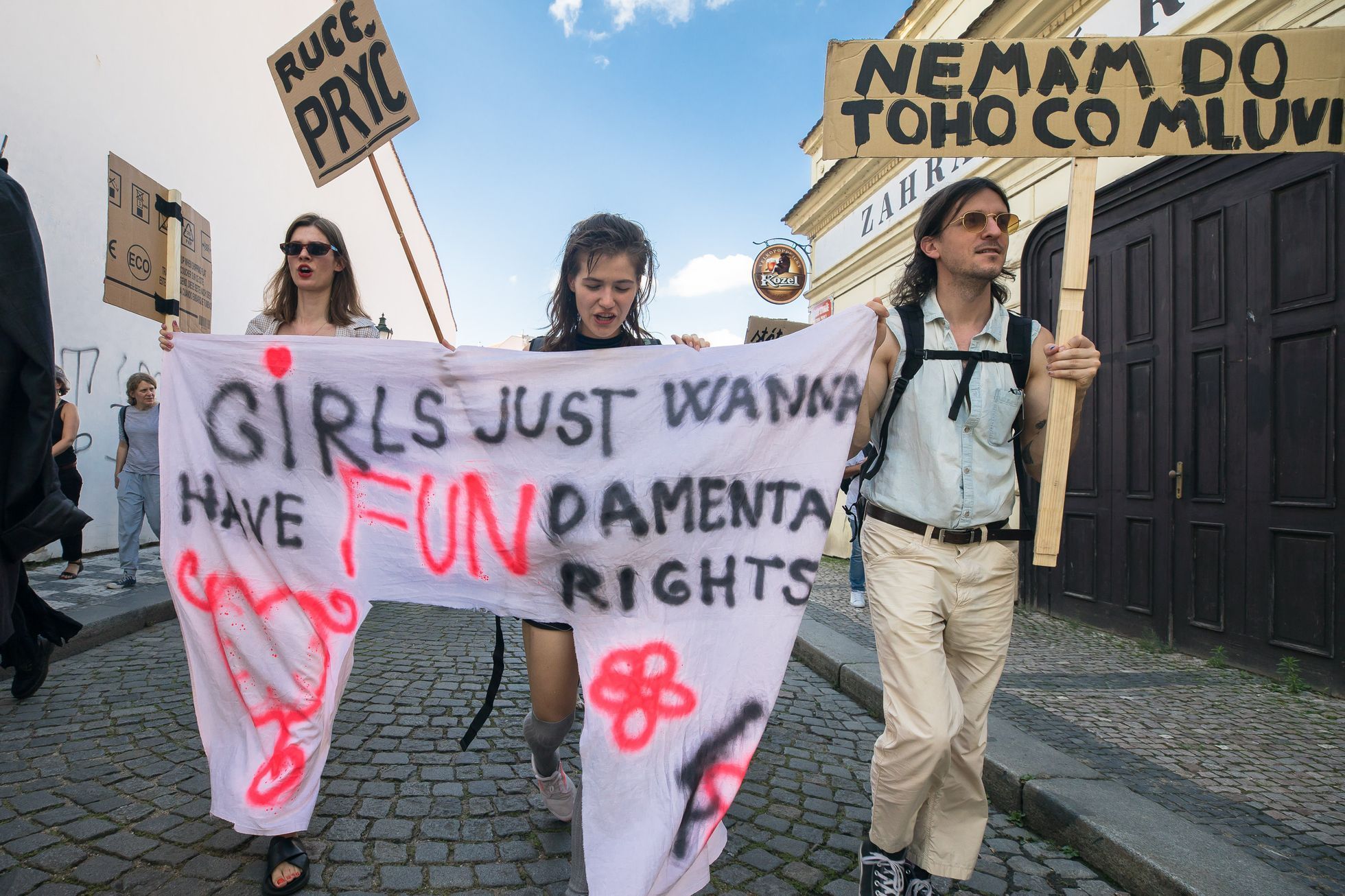 Pochod Amnesty International proti rozhodnutí amerického nejvyššího soudu v otázce potratů
