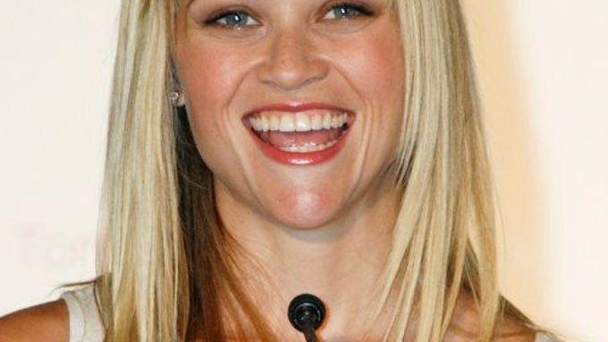 Herečka Reese Witherspoon se pouští na pole charity