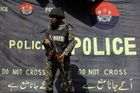 Výbuch bomby v Pákistánu zabil nejméně deset lidí a přes 20 zranil